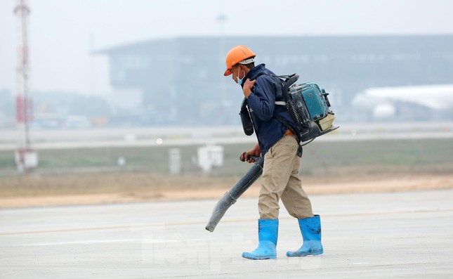  Hình ảnh công nhân hoàn thiện đường băng 1A Nội Bài vào khai thác trước Tết  - Ảnh 7.
