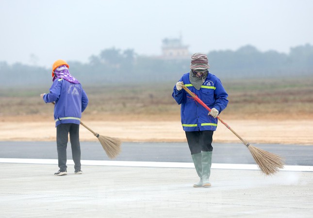  Hình ảnh công nhân hoàn thiện đường băng 1A Nội Bài vào khai thác trước Tết  - Ảnh 8.