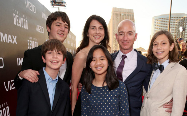 Lọt top Tỷ phú keo kiệt nhất năm vừa qua nhưng Jeff Bezos lại rộng rãi yêu cầu con gái nuôi phải dùng 50.000 USD mỗi tuần: Đằng sau hành động này là cách dạy con đáng suy ngẫm - Ảnh 1.