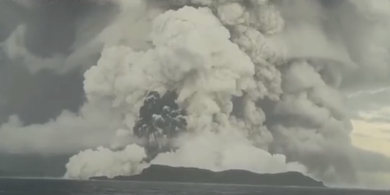 Báo TQ kinh hãi: Núi lửa Tonga phun trào mạnh ngang 1.000 quả bom nguyên tử ở Hiroshima? - Ảnh 1.