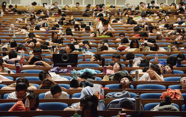Một Trung Quốc mất ngủ: Giới trẻ rơi vào vòng luẩn quẩn ngủ ngày cày đêm  - Ảnh 1.
