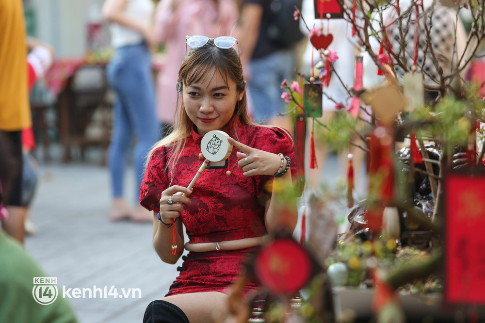 Ảnh: Phố ông đồ, đường mai vàng ở TP.HCM đã mở cửa, không khí Tết tràn ngập hơn bao giờ hết - Ảnh 13. Ảnh: Phố ông đồ, đường mai vàng ở TP.HCM đã mở cửa, không khí Tết tràn ngập hơn bao giờ hết - Ảnh 13.