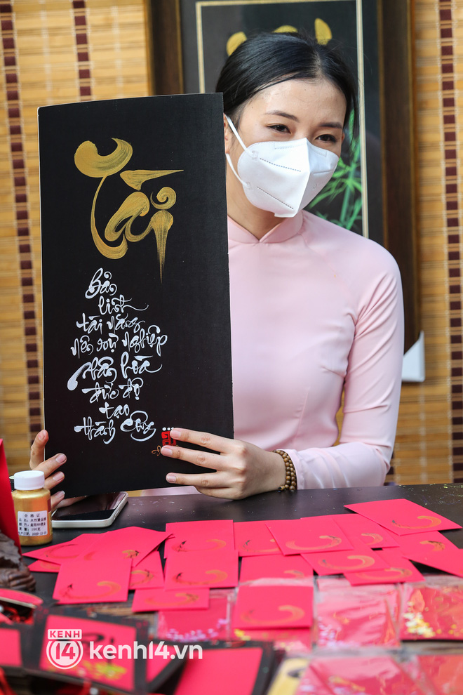 Ảnh: Phố ông đồ, đường mai vàng ở TP.HCM đã mở cửa, không khí Tết tràn ngập hơn bao giờ hết - Ảnh 15. Ảnh: Phố ông đồ, đường mai vàng ở TP.HCM đã mở cửa, không khí Tết tràn ngập hơn bao giờ hết - Ảnh 15.