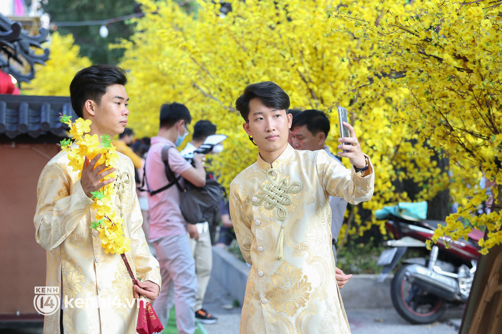 Ảnh: Phố ông đồ, đường mai vàng ở TP.HCM đã mở cửa, không khí Tết tràn ngập hơn bao giờ hết - Ảnh 17. Ảnh: Phố ông đồ, đường mai vàng ở TP.HCM đã mở cửa, không khí Tết tràn ngập hơn bao giờ hết - Ảnh 17.