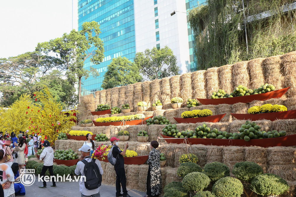 Ảnh: Phố ông đồ, đường mai vàng ở TP.HCM đã mở cửa, không khí Tết tràn ngập hơn bao giờ hết - Ảnh 3. Ảnh: Phố ông đồ, đường mai vàng ở TP.HCM đã mở cửa, không khí Tết tràn ngập hơn bao giờ hết - Ảnh 3.