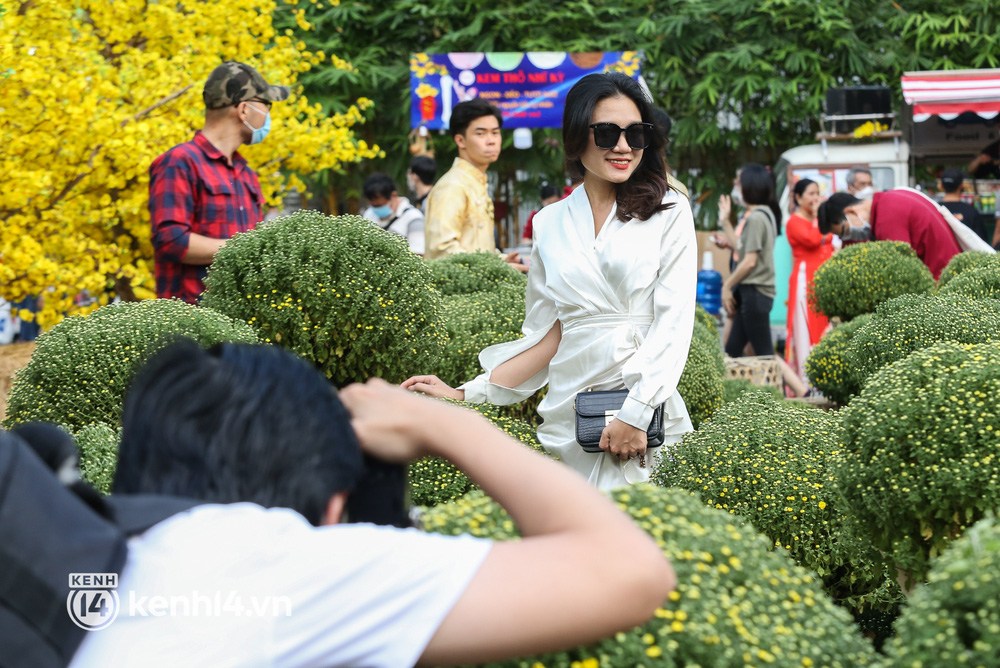 Ảnh: Phố ông đồ, đường mai vàng ở TP.HCM đã mở cửa, không khí Tết tràn ngập hơn bao giờ hết - Ảnh 7. Ảnh: Phố ông đồ, đường mai vàng ở TP.HCM đã mở cửa, không khí Tết tràn ngập hơn bao giờ hết - Ảnh 7.