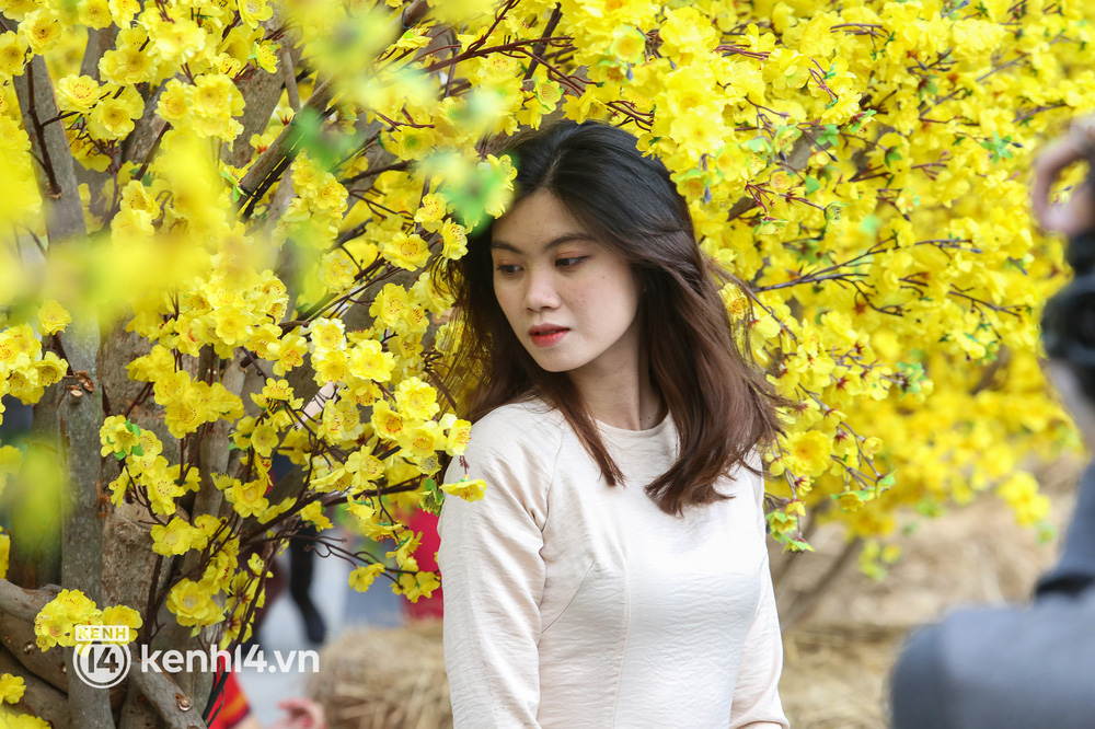 Ảnh: Phố ông đồ, đường mai vàng ở TP.HCM đã mở cửa, không khí Tết tràn ngập hơn bao giờ hết - Ảnh 8. Ảnh: Phố ông đồ, đường mai vàng ở TP.HCM đã mở cửa, không khí Tết tràn ngập hơn bao giờ hết - Ảnh 8.