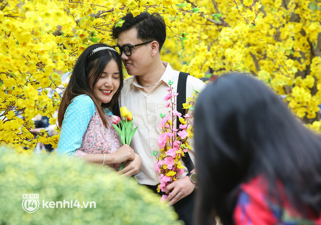 Ảnh: Phố ông đồ, đường mai vàng ở TP.HCM đã mở cửa, không khí Tết tràn ngập hơn bao giờ hết - Ảnh 9. Ảnh: Phố ông đồ, đường mai vàng ở TP.HCM đã mở cửa, không khí Tết tràn ngập hơn bao giờ hết - Ảnh 9.