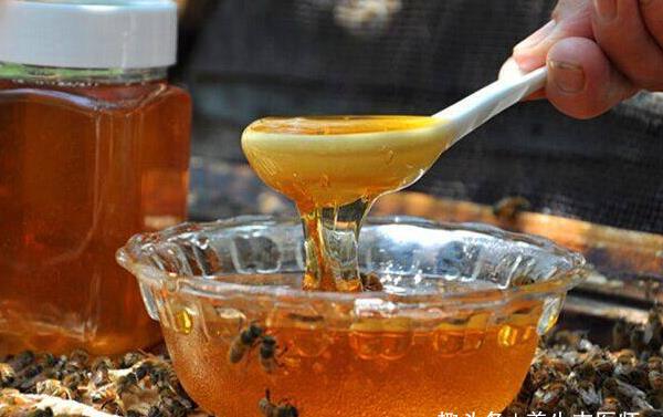 Mỗi ngày uống 1 cốc nước mật ong sẽ giúp khỏe mạnh đến 99 tuổi: Nhưng có 3 thực phẩm không nên kết hợp với mật ong vì sẽ nguy hiểm ngang thuốc độc - Ảnh 4.