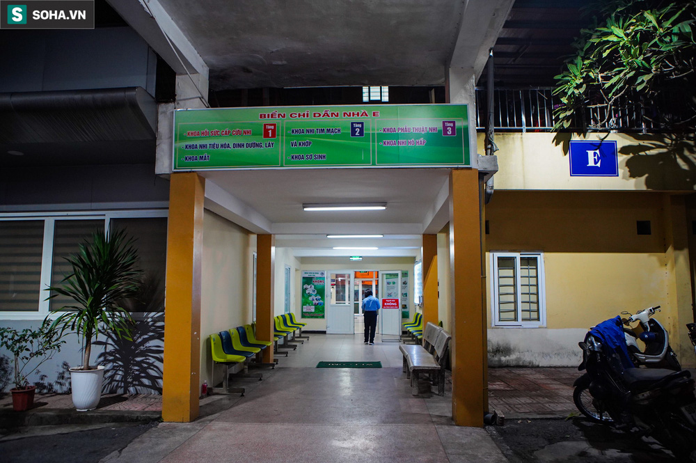Người nhà bé gái nghi có đinh trong đầu khóc nghẹn: Về ở với mẹ 8 tháng, 4 lần nhập viện - Ảnh 1. Người nhà bé gái nghi có đinh trong đầu khóc nghẹn: Về ở với mẹ 8 tháng, 4 lần nhập viện - Ảnh 1.