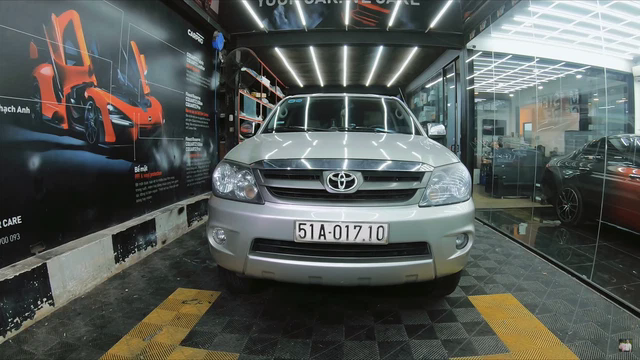 Chủ xe Toyota Fortuner chi 500 triệu đồng độ lại toàn bộ xe: Nội thất trần sao, ghế ngồi thương gia như Rolls-Royce - Ảnh 1.