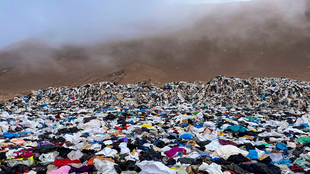 Bãi rác quần áo của thế giới: Mặt trái của thời trang nhanh siêu lợi nhuận và cái giá phải trả dành cho hành tinh này - Ảnh 2.