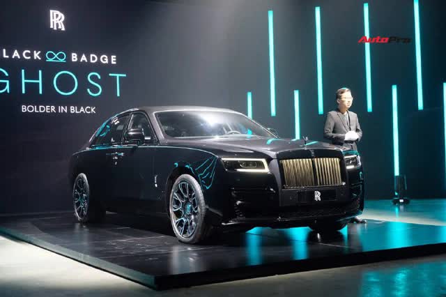 Rolls-Royce Ghost Black Badge 2022 chính hãng giá từ 33,7 tỷ đồng tại Việt Nam - Sedan siêu sang hàng độc cho đại gia chơi Tết - Ảnh 1.
