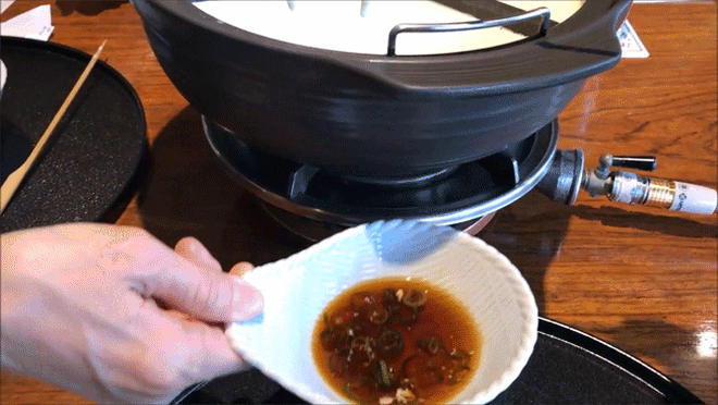 Một món ăn lẩu khoái khẩu của người Việt hoá ra lại có cách làm tỉ mẩn thế này, sang Nhật còn thành món cao cấp trong nhà hàng - Ảnh 4.