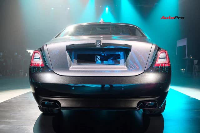 Rolls-Royce Ghost Black Badge 2022 chính hãng giá từ 33,7 tỷ đồng tại Việt Nam - Sedan siêu sang hàng độc cho đại gia chơi Tết - Ảnh 7.