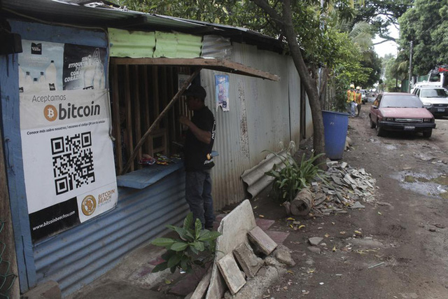 Nền kinh tế El Salvador điêu đứng vì biến động giá Bitcoin - Ảnh 1.