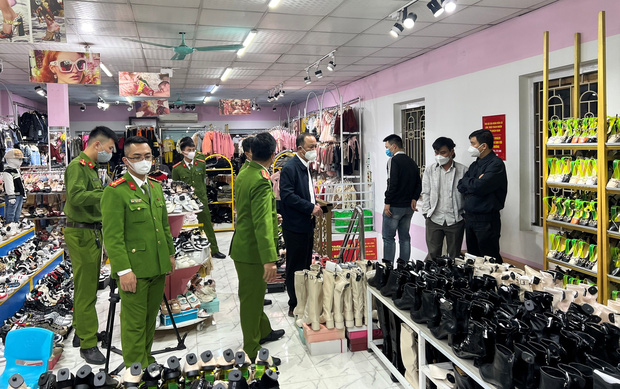  Sau vụ đánh đập, làm nhục nữ sinh ở Thanh Hóa, shop thời trang Mai Hưởng đã đóng cửa, treo biển thông báo nhượng cửa hàng - Ảnh 2.