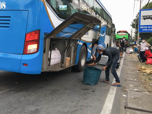  Bến xe nhộn nhịp, xe khách nối đuôi nhau đón người dân rời TP.HCM về quê đón Tết sớm - Ảnh 13.