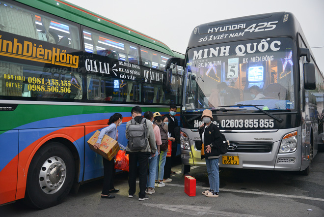Bến xe nhộn nhịp, xe khách nối đuôi nhau đón người dân rời TP.HCM về quê đón Tết sớm - Ảnh 8. Bến xe nhộn nhịp, xe khách nối đuôi nhau đón người dân rời TP.HCM về quê đón Tết sớm - Ảnh 8.