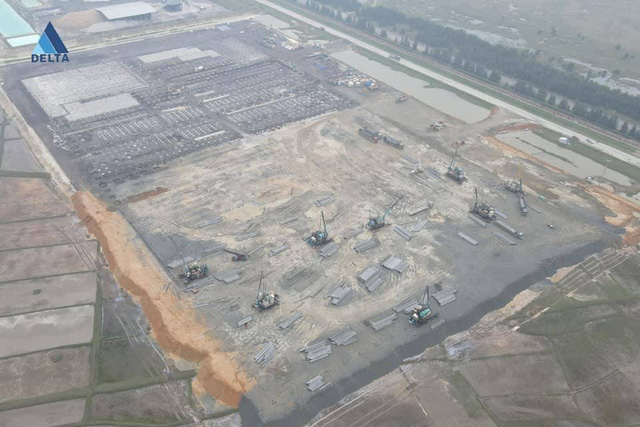 Cận cảnh nhà máy VinFast Vũng Áng - Hà Tĩnh: Đại công trường 2.000ha đã bắt đầu khởi công - Ảnh 1.