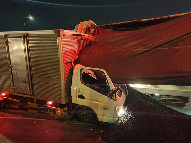  Bình Dương: Sau va chạm khủng khiếp, nhựa đường trên xe ben đè tử vong tài xế xe tải - Ảnh 1.
