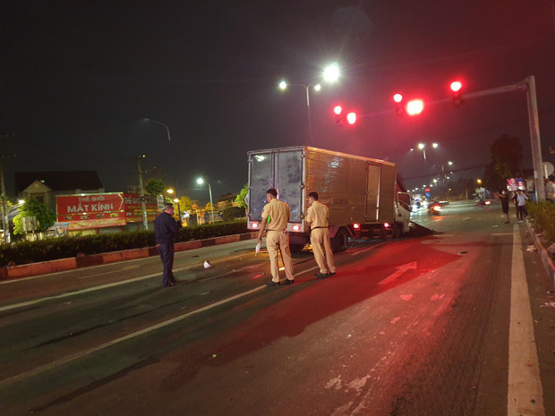  Bình Dương: Sau va chạm khủng khiếp, nhựa đường trên xe ben đè tử vong tài xế xe tải - Ảnh 3.