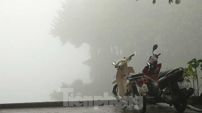 Bạn có muốn thưởng thức vẻ đẹp của Hà Nội với sương giăng len lỏi trên những con phố im lặng, tạo nên một không khí huyền bí và lãng mạn? Hãy nhìn thấy những phong cảnh tuyệt đẹp này trong hình ảnh được chụp lại tại Hà Nội với sương giăng.