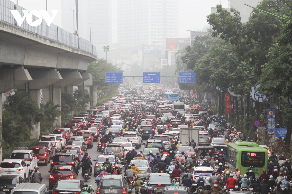 Giao thông Hà Nội dịp gần Tết Nguyên Đán đông đúc, tấp nập - Ảnh 1.