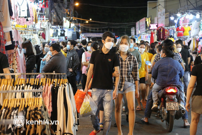  Chợ thời trang lớn nhất TP.HCM chật kín người mua sắm Tết, an ninh siết chặt ngăn chặn khách bị móc túi - Ảnh 11.