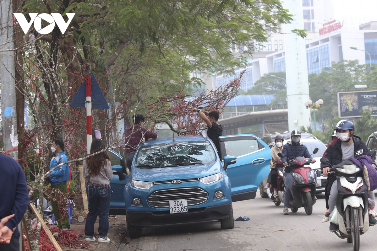 Giao thông Hà Nội dịp gần Tết Nguyên Đán đông đúc, tấp nập - Ảnh 12.