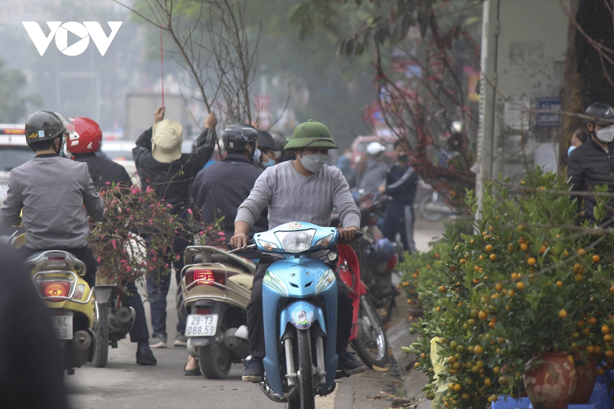 Giao thông Hà Nội dịp gần Tết Nguyên Đán đông đúc, tấp nập - Ảnh 13.