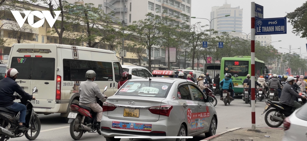 Giao thông Hà Nội dịp gần Tết Nguyên Đán đông đúc, tấp nập - Ảnh 16.