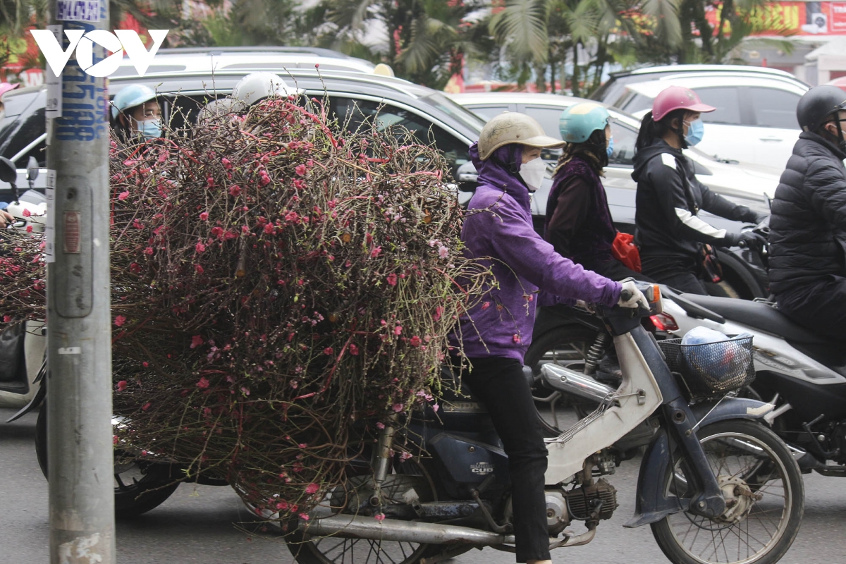 Giao thông Hà Nội dịp gần Tết Nguyên Đán đông đúc, tấp nập - Ảnh 3.