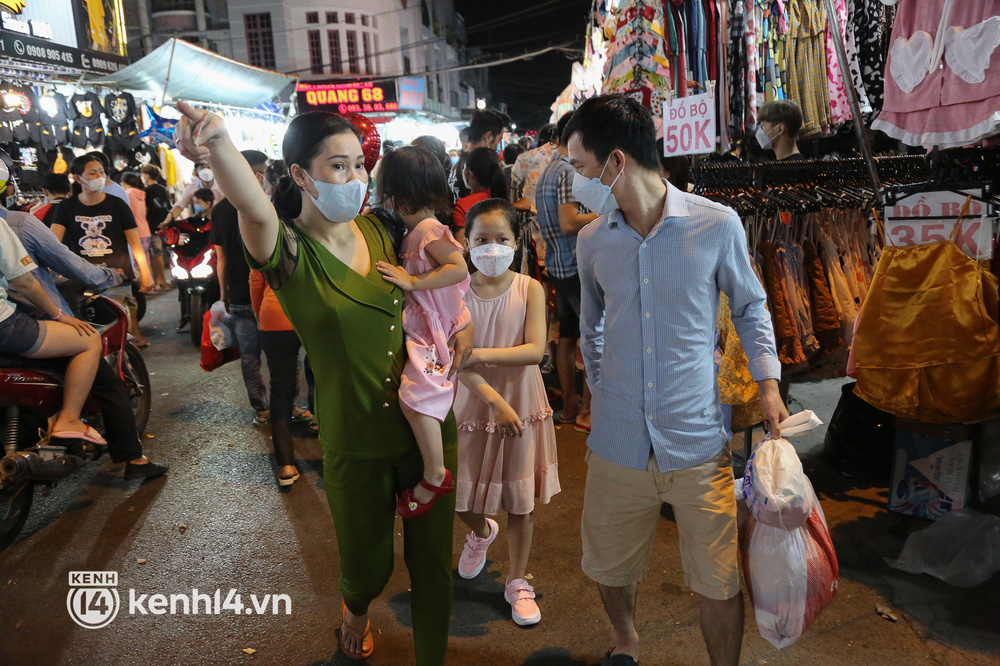  Chợ thời trang lớn nhất TP.HCM chật kín người mua sắm Tết, an ninh siết chặt ngăn chặn khách bị móc túi - Ảnh 5.