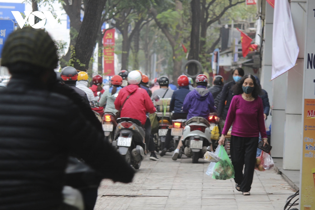 Giao thông Hà Nội dịp gần Tết Nguyên Đán đông đúc, tấp nập - Ảnh 6.