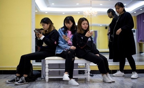 Giới trẻ Trung Quốc với trào lưu “không kết hôn, không sinh con” đang gây áp lực cho xã hội, chuyên gia lý giải nguyên nhân - Ảnh 1.