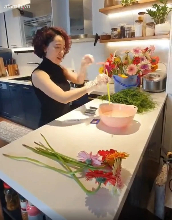 Series bình hoa đẹp ngày Tết của mẹ đảm Hà Nội lại tiếp tục với cách cắm hoa bày ban thờ và mùng 1 - Ảnh 2.