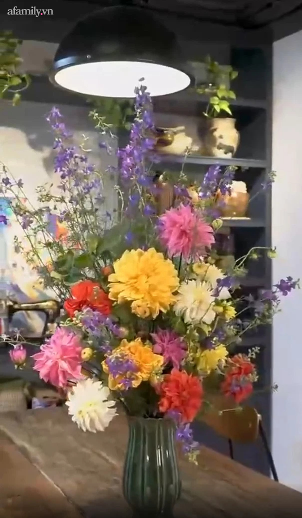 Series bình hoa đẹp ngày Tết của mẹ đảm Hà Nội lại tiếp tục với cách cắm hoa bày ban thờ và mùng 1 - Ảnh 8.