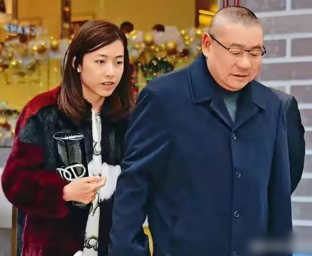 Bà trùm bất động sản 8x giàu nhất Hồng Kông bất ngờ lộ ảnh gia đình hiếm có, nắm tay cùng chồng tỷ phú làm 1 việc - Ảnh 1.