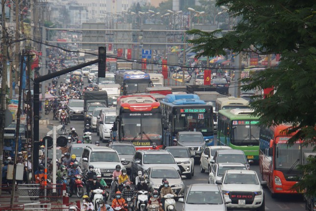  Ô tô chen kín làn đường, cửa ngõ sân bay Tân Sơn Nhất ùn tắc kéo dài  - Ảnh 2.