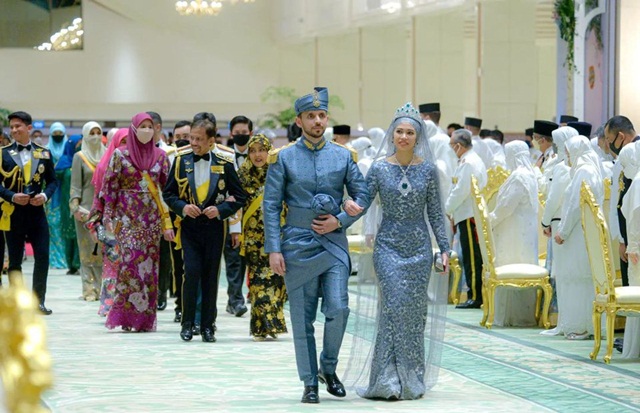 3 chiếc váy cưới xa hoa công chúa Brunei diện trong 10 ngày hôn lễ - Ảnh 2.