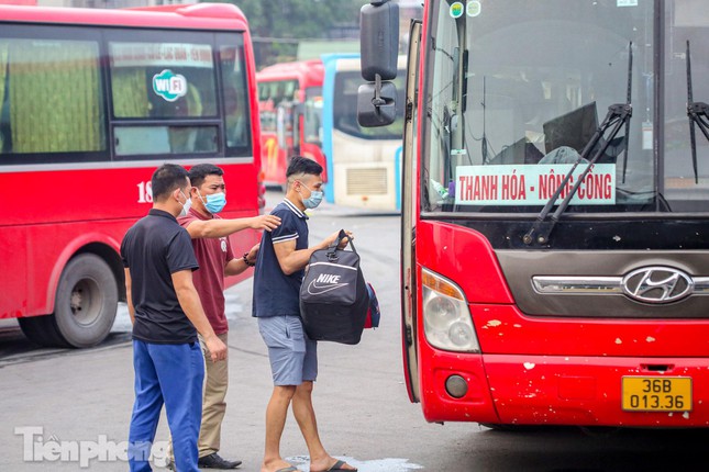  Ngỡ ngàng với hình ảnh vắng lặng ở bến xe Hà Nội ngày cận Tết  - Ảnh 13.