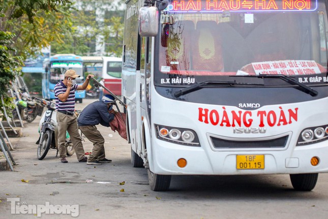  Ngỡ ngàng với hình ảnh vắng lặng ở bến xe Hà Nội ngày cận Tết  - Ảnh 17.