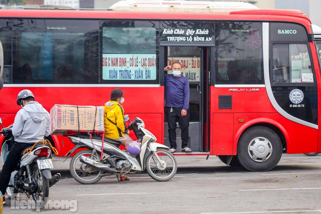  Ngỡ ngàng với hình ảnh vắng lặng ở bến xe Hà Nội ngày cận Tết  - Ảnh 10.