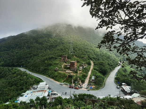 Từ “rắn hổ mang” khổng lồ trườn giữa núi đến “thác mây” kỳ ảo, đây chính là địa điểm hot nhất gần đây ở Việt Nam - Ảnh 4.