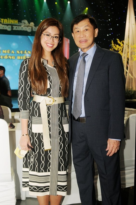 Johnathan Hạnh Nguyễn chia sẻ hình thức đầu tư lãi nhất và đặc biệt nhắc khéo Tiên Nguyễn lấy chồng trong Year End Party công ty  - Ảnh 2.