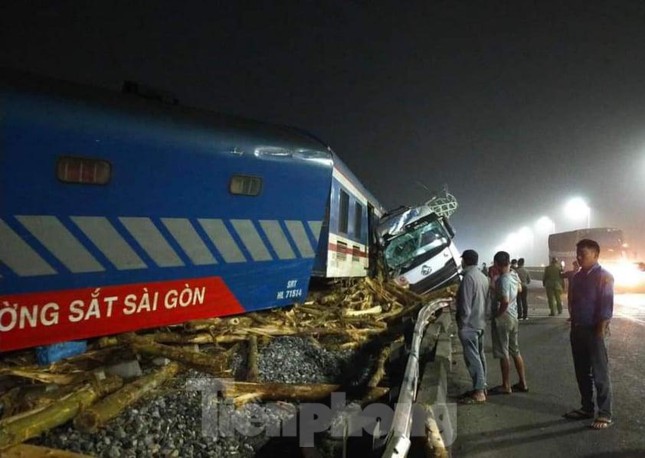  Tàu khách Bắc-Nam bị lật đầu máy, văng toa vì đâm vào ô tô tải chở gỗ  - Ảnh 6.