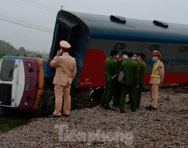  Tàu khách Bắc-Nam bị lật đầu máy, văng toa vì đâm vào ô tô tải chở gỗ  - Ảnh 9.