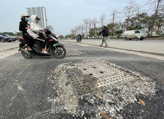  Gần Tết đại lộ nghìn tỷ ở Thủ đô vẫn đào bới sau 2 năm thông xe  - Ảnh 2.