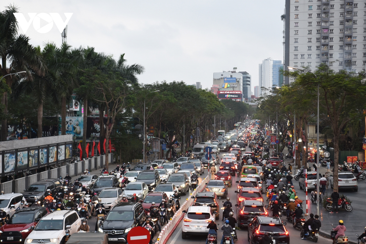 Giao thông nội đô Hà Nội cận Tết, mật độ xe cộ dày đặc nhưng không ùn tắc - Ảnh 3.